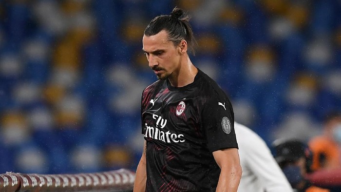 NAPLES, ITALY - JULY 12: Zlatan Ibrahimovic of AC Milan stands disappointed after substitution during the Serie A match between SSC Napoli and  AC Milan at Stadio San Paolo on July 12, 2020 in Naples, Italy. (Photo by Francesco Pecoraro/Getty Images)