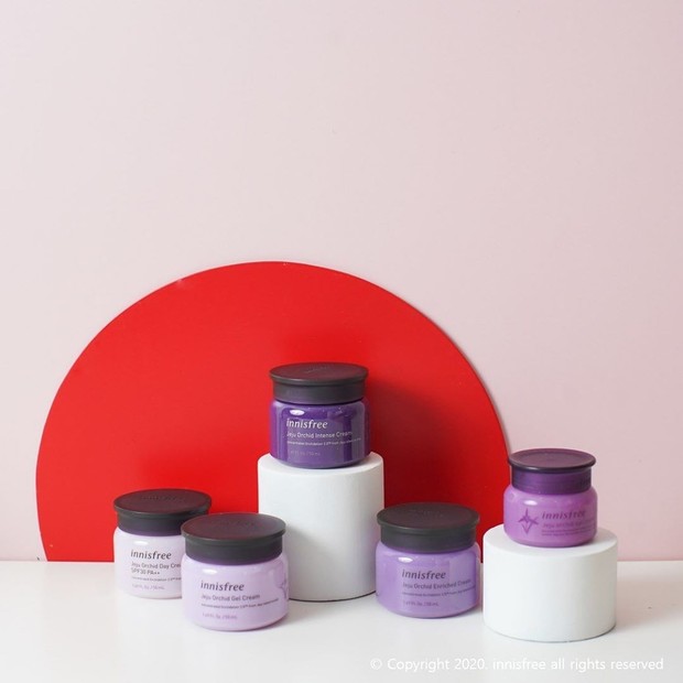 Innisfree Orchid Enriched Cream mampu memperlambat tanda-tanda penuaan yang muncul, menyamarkan garis halus, dan meningkatkan elastisitas.