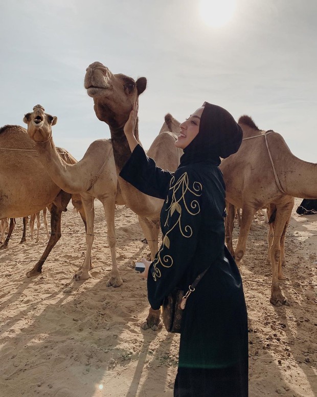 Liburan ke Dubai membuat Margin menyempatkan diri ke padang pasir dan berpose dengan unta di sana