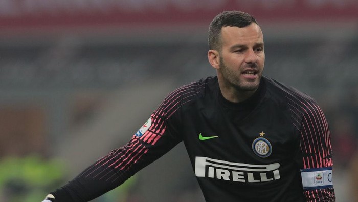 MILAN, ITALY - MARCH 17:  Samir Handanovic of FC Internazionale in action during the Serie A match between AC Milan and FC Internazionale at Stadio Giuseppe Meazza on March 17, 2019 in Milan, Italy.  (Photo by Emilio Andreoli/Getty Images)