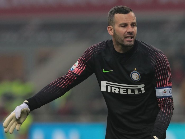 MILAN, ITALY - MARCH 17:  Samir Handanovic of FC Internazionale in action during the Serie A match between AC Milan and FC Internazionale at Stadio Giuseppe Meazza on March 17, 2019 in Milan, Italy.  (Photo by Emilio Andreoli/Getty Images)