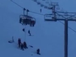 Mau Main Ski, 12 Wisatawan Malah Terjebak di Kereta Gantung