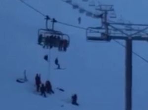 Mau Main Ski, 12 Wisatawan Malah Terjebak di Kereta Gantung Mau Main Ski, 12 Wisatawan Malah Terjebak di Kereta Gantung