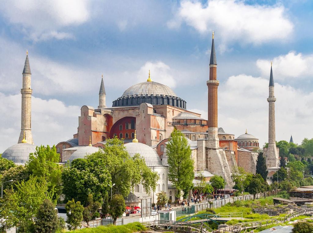 Hagia Sophia Kini Jadi Masjid, 5 Kuliner Turki Ini Bisa Dicicipi Saat di Sana Hagia Sophia Kini Jadi Masjid, 5 Kuliner Turki Ini Bisa Dicicipi Saat di Sana