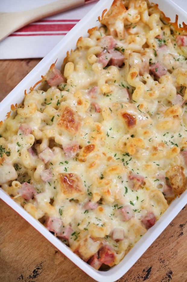 Chicken cordon bleu casserole/pinterest.com/peasandpeonies Resep Perancis klasik yang terkenal akan kelezatannya.