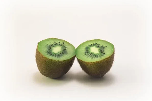 Kiwi menjadi salah satu buah yang memiliki kandungan vitamin C lebih tinggi daripada jeruk
