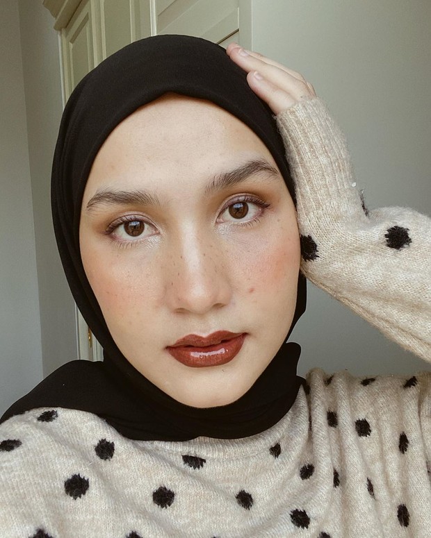 Tambahan aksen fake frackless membuat makeup simpel Dwi Handa begitu ciamik