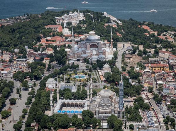 Ini Dia 5 Wisata Bangunan Bersejarah Dekat Hagia Sophia