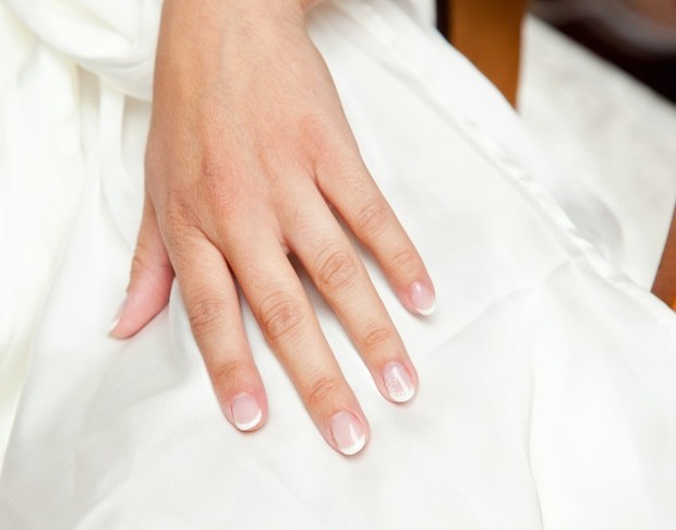 Kuku Pengantin/ Sumber: Freepik.com Merias kuku dan memasang nail art beberapa hari sebelum hari pernikahan bisa berisiko pada tampilan kuku yang tidak maksimal di hari H.