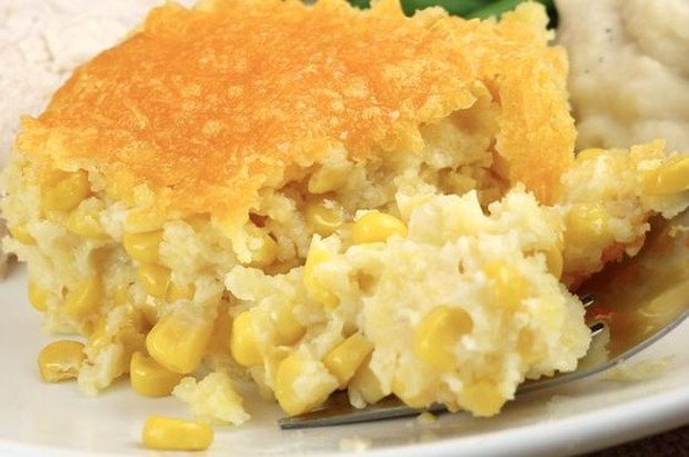 Corn casserole/pinterest.com/twosisters Rasa jagung yang manis dan mentega yang asik menjadi perpaduan rasa lezat.