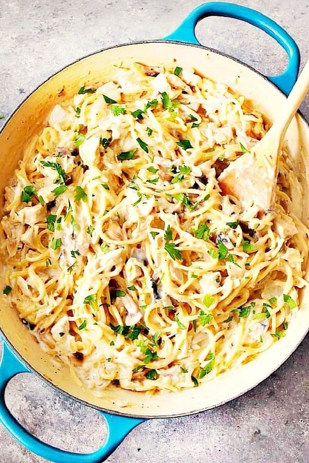 Turkey tetrazzini/pinterest.com/annacrunchycreamysweet Menggunakan kalkun sisa untuk isinya, namun bisa diganti dengan ayam.
