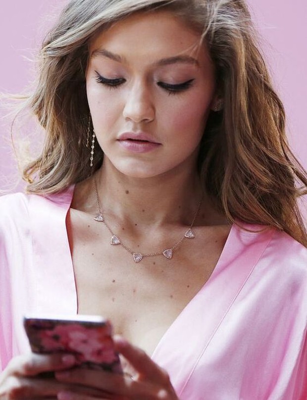 Ilustrasi Gigi Hadid sedang bermain Instagram