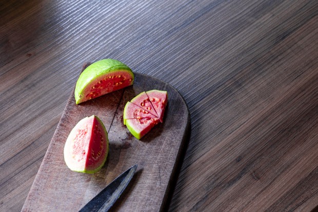 Jambu biji merupakan buah dengan kandungan vitamin C tertinggi