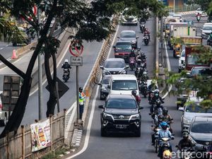 Aksi Pemotor Terobos Flyover Daan Mogot
