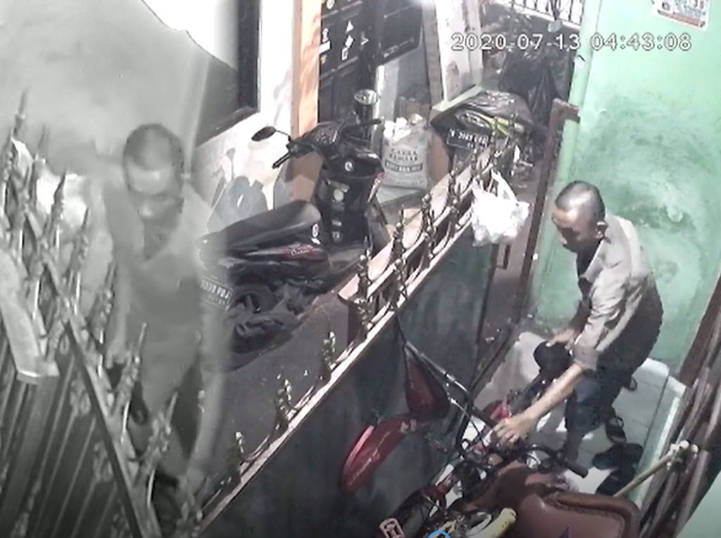 Video Aksi Santuy Maling Sepeda di Petamburan Terekam CCTV Video Aksi Santuy Maling Sepeda di Petamburan Terekam CCTV