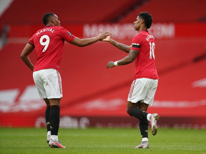 MANCHESTER, ENGLAND - JULY 13: Marcus Rashford of Manchester United celebrates with teammate Anthony Martial of Manchester United after scoring his teams first goal during the Premier League match between Manchester United and Southampton FC at Old Trafford on July 13, 2020 in Manchester, England. Football Stadiums around Europe remain empty due to the Coronavirus Pandemic as Government social distancing laws prohibit fans inside venues resulting in all fixtures being played behind closed doors. (Photo by Dave Thompson/Pool via Getty Images)