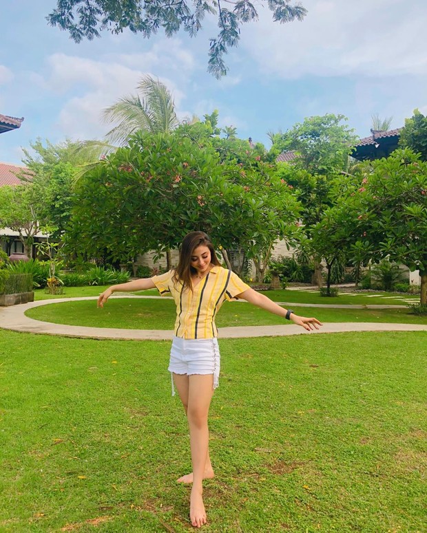 Pemandangan taman yang hijau membuat Margin terlihat fresh dan menikmati liburannya di Bali
