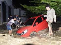 Akses Masih Tertutup Lumpur-Material Banjir, Begini Kondisi di Masamba Lutra