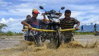 Banjir Bikin Jasa Panggul Motor di Sigi Kebanjiran Rezeki