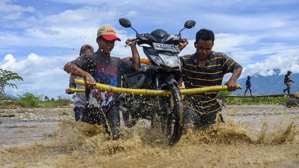 Banjir Bikin Jasa Panggul Motor di Sigi Kebanjiran Rezeki