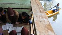 Potret Siswa Belajar Kelompok di Tengah Banjir