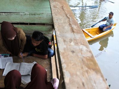 Potret Siswa Belajar Kelompok di Tengah Banjir