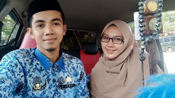 Foto Kisah Cinta Guru dan Murid di Sulawesi yang Berakhir Manis di Pelaminan