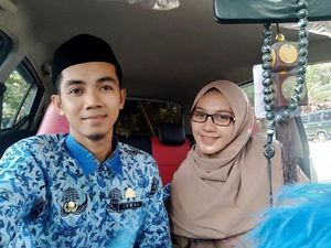 Foto Kisah Cinta Guru dan Murid di Sulawesi yang Berakhir Manis di Pelaminan