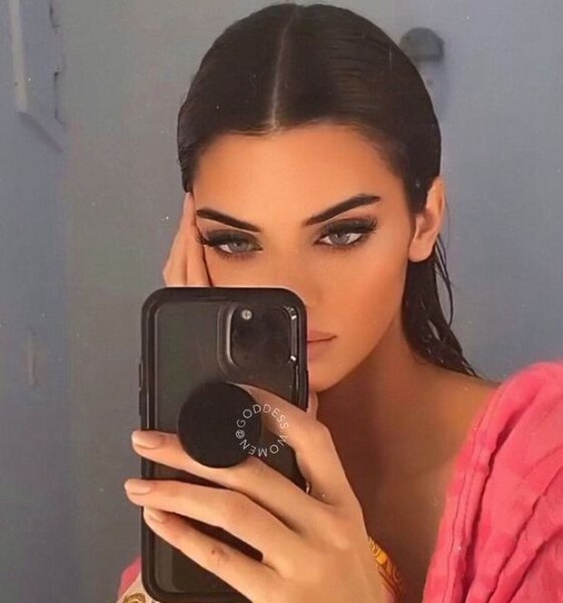 Ilustrasi Kendall Jenner sedang menggunakan Instagram
