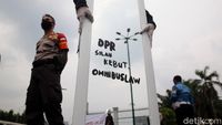 Cermin untuk DPR di Demo Tolak Omnibus Law