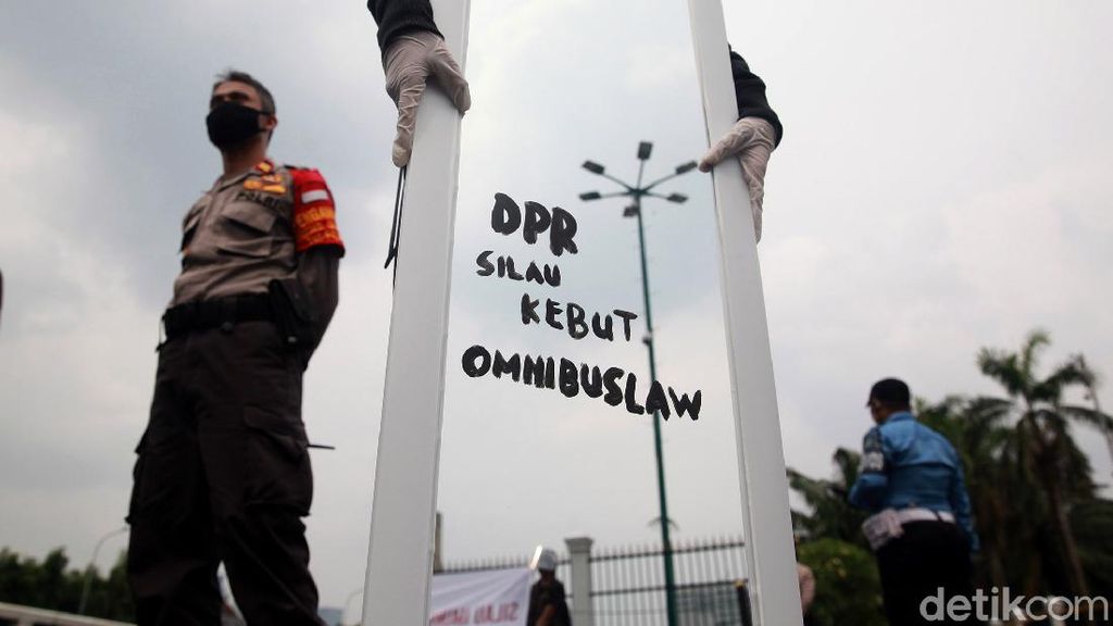 Cermin untuk DPR di Demo Tolak Omnibus Law Cermin untuk DPR di Demo Tolak Omnibus Law