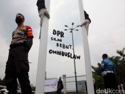 Cermin untuk DPR di Demo Tolak Omnibus Law