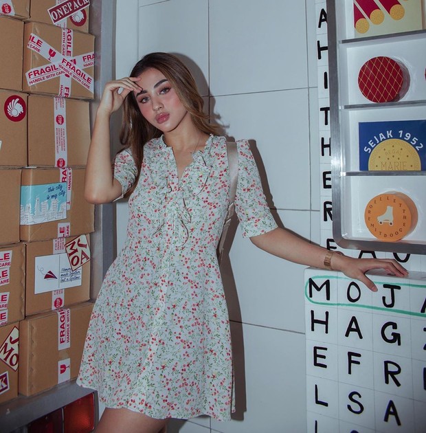 Tampil lebih girly dalam balutan dress motif membuat Margin sangat cantik