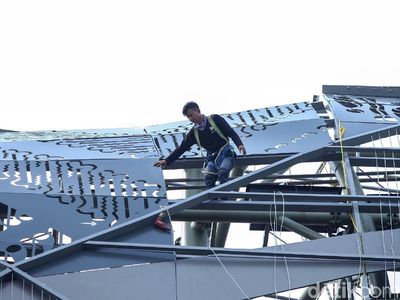 Duh, Pekerja Konstruksi Ini Sepelekan Keselamatan Kerja