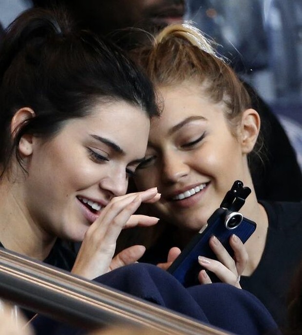 Ilustrasi Kendall dan Gigi sedang melihat foto di Instagram