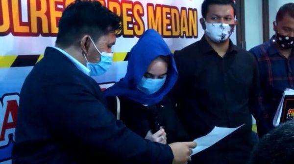 Foto Hana Hanifah Bintang FTV Usai Diperiksa di Polrestabes Medan
