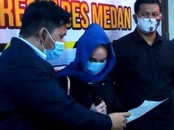 Jejak Fotografer Muncikari Nongkrong Bareng Hana Hanifah di Kafe