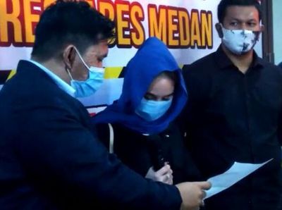 Foto Hana Hanifah Bintang FTV Usai Diperiksa di Polrestabes Medan