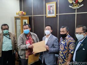 DPR Terima Foto Surat Jalan Djoko Tjandra dari MAKI DPR Terima Foto Surat Jalan Djoko Tjandra dari MAKI