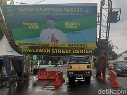 Gapura Sosialisasi COVID-19 di Kota Madiun Ambruk Timpa Truk Boks