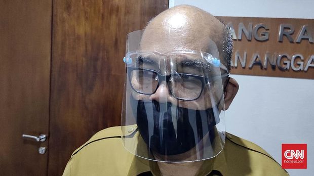 Sekretaris Dewan DPRD DKI Jakarta Hadameon Aritonang saat memberi penjelasan mengenai satu pegawai DPRD positif virus corona di Gedung DPRD DKI Jakarta, Selasa (14/7).