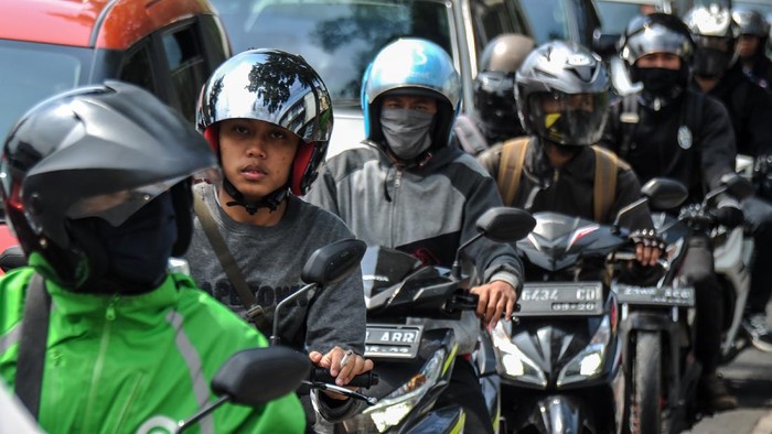 Pemprov Jawa Barat akan kenakan denda bagi warganya yang tak pakai masker di tempat umum. Denda itu rencananya akan mulai berlaku pada 27 Juli 2020 mendatang.