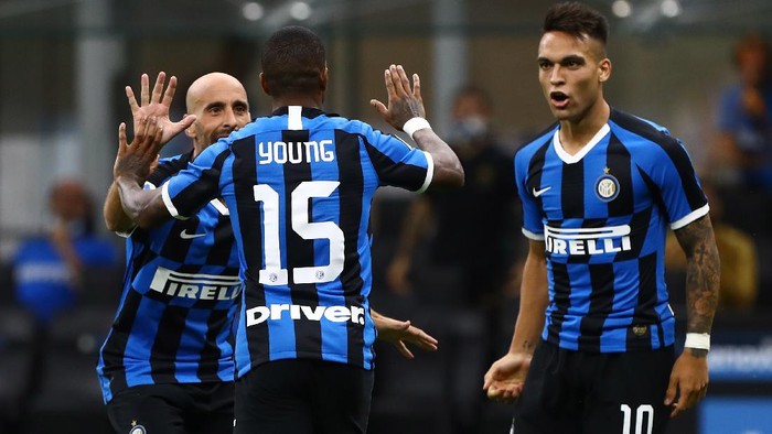 MILAN, ITALY - JULY 13:  Ashley Young (C) of FC Internazionale celebrates his goal with his team-mates Borja Valero (L) and Lautaro Martinez (R) during the Serie A match between FC Internazionale and Torino FC at Stadio Giuseppe Meazza on July 13, 2020 in Milan, Italy.  (Photo by Marco Luzzani/Getty Images)