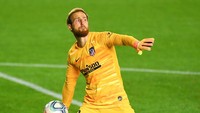 Jan Oblak menduduki peringkat keempat sebagai kiper terbaik di dunia. Dia sudah memperkuat Atletico Madrid sejak 2014. Foto: (Getty Images/David Ramos)