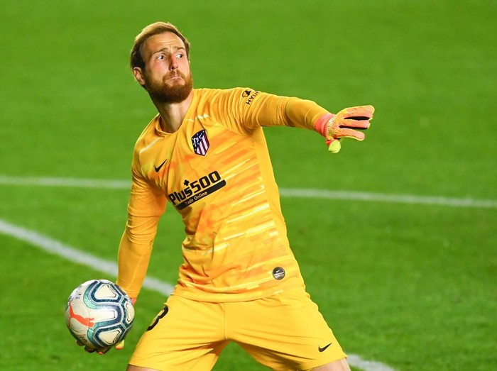 PAMPLONA, SPAIN - JUNE 17: Jan Oblak of Atletico de Madrid in action during the Liga match between CA Osasuna and Club Atletico de Madrid at El Sadar on June 17, 2020 in Pamplona, Spain. (Photo by David Ramos/Getty Images)