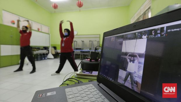 Guru mengajar senam secara virtual di SD Yasporbi I Pancoran, Jakarta, Selasa, 14 Juli 2020. Dalam masa PSBB transisi, sekolah di Jakarta masih melakukan kegiatan Pelajaran Jarak Jauh (PJJ) untuk mecegah penyebaran COVID-19 di lingkungan sekolah.