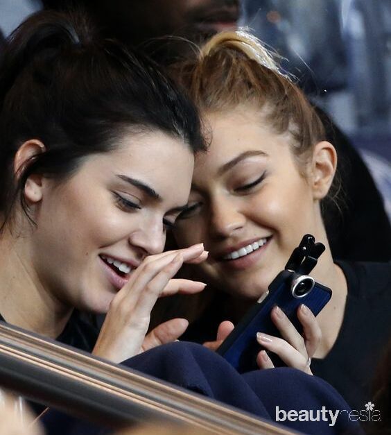 Ilustrasi Kendall dan Gigi sedang melihat foto di Instagram