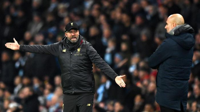 MANCHESTER, ENGLAND - JANUARY 03: Jurgen Klopp, Manager of Liverpool reacts as Josep Guardiola, Manager of Manchester City looks on during the Premier League match between Manchester City and Liverpool FC at the Etihad Stadium on January 3, 2019 in Manchester, United Kingdom.  (Photo by Shaun Botterill/Getty Images)