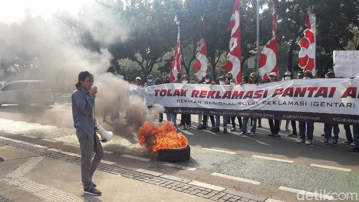 Massa yang menamakan diri menamakan diri Gerakan Nasional Tolak Reklamasi (Gentar) demo di Balai Kota DKI Jakarta untuk menuntut dihentikannya reklamasi di Ancol (M Ilman/detikcom)