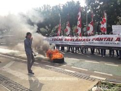 Tolak Reklamasi Ancol, Massa Bakar Ban-Lempar Ikan Busuk ke Kantor Anies